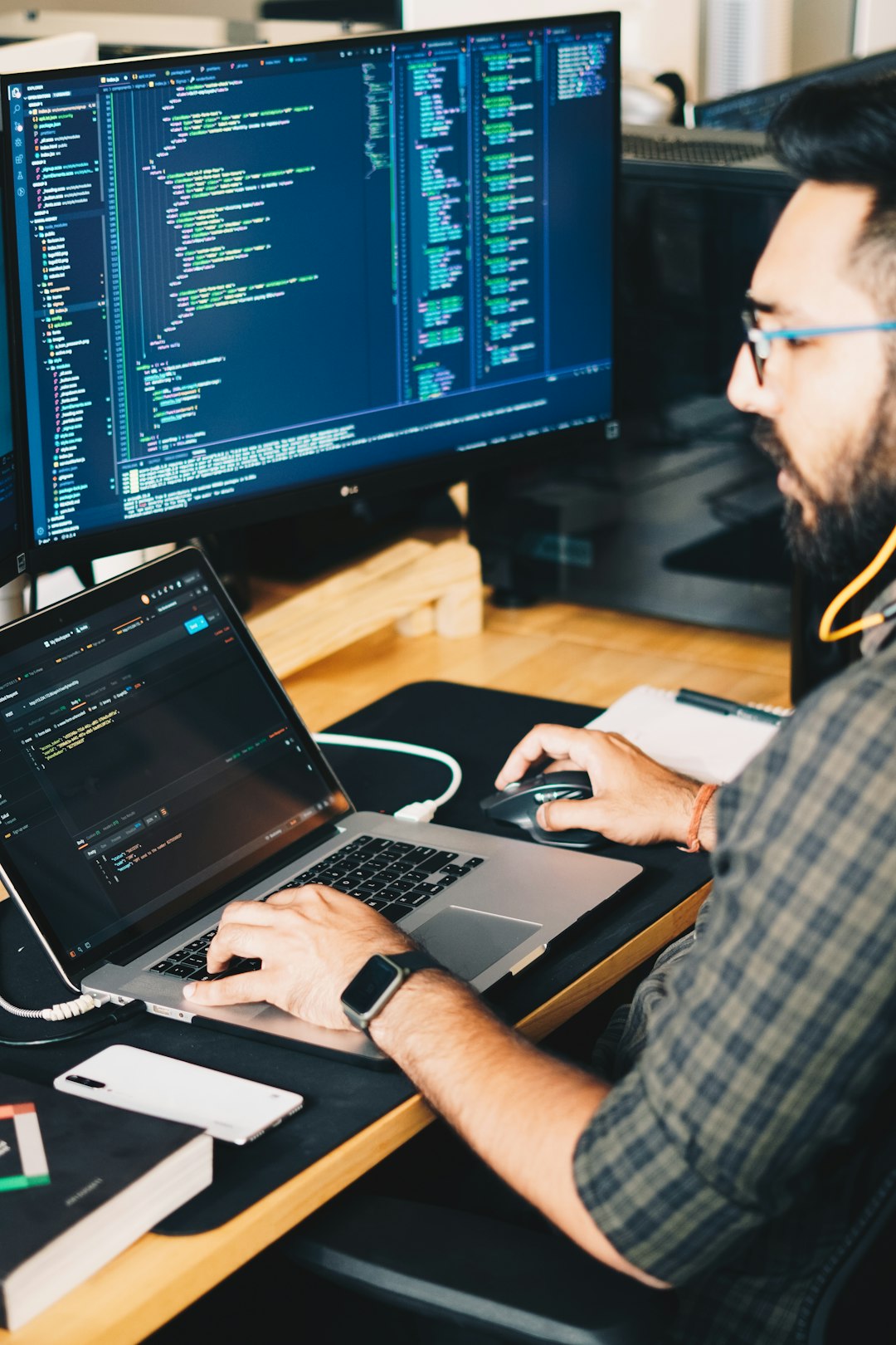 man-using-laptop-vzjjpuk53sk